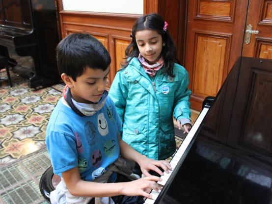 Niño tocando piano