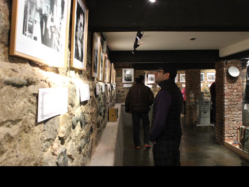 Usuario mirando la exposición del Servicio Salud