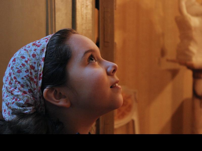 Niña observando el Salón de Música del Museo.