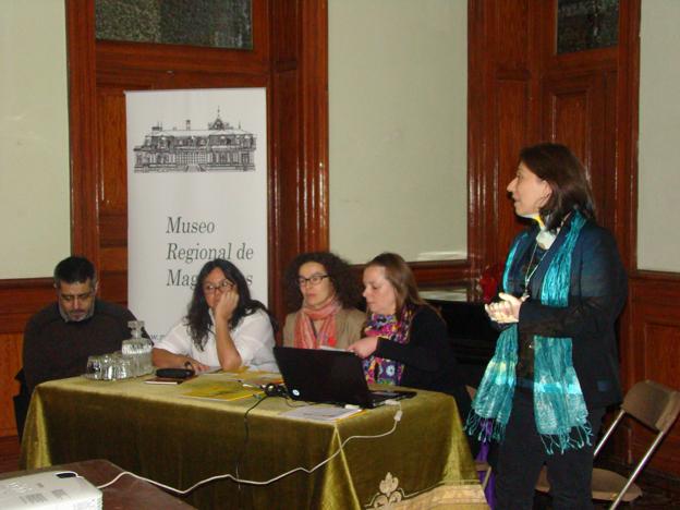 Directora  Paola Grendi saludando a los invitados