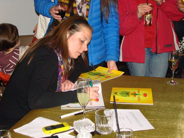 Rosamaria Solar firmando libros