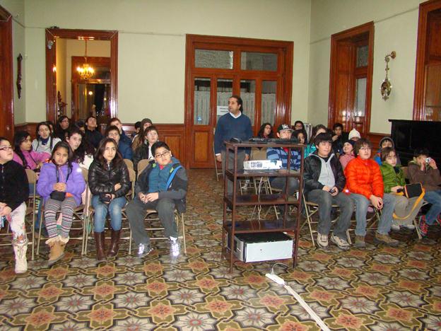 Alumnos escuchando al profesor