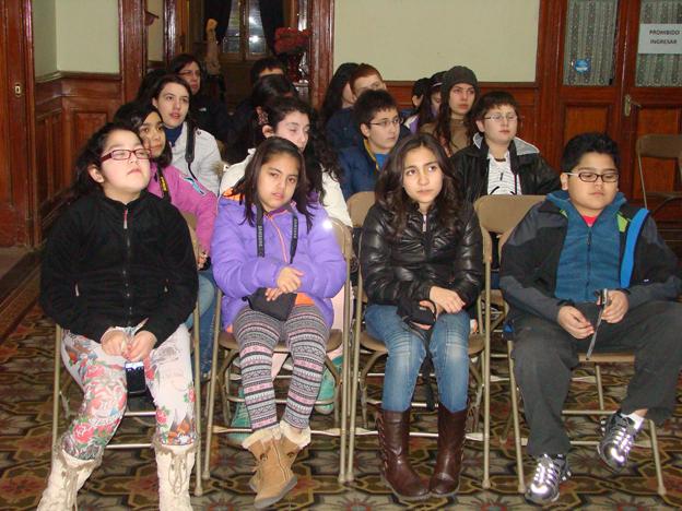 Niños escuchando la charla