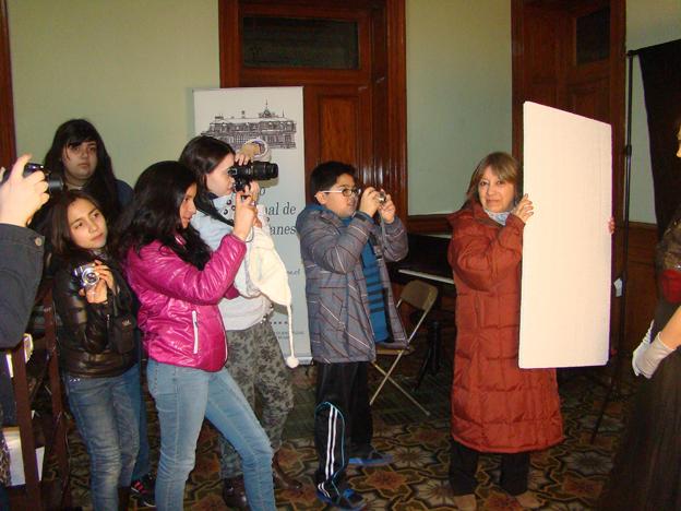 Niños haciendo tareas