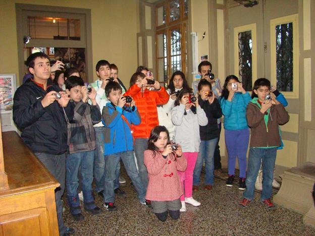 Niños y jóvenes tomando fotos de retrato