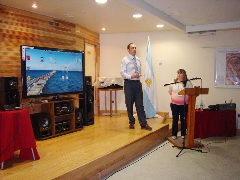 Adrian Sangiovanni y Perla Ulloa, del Museo Río Grande, Argentina