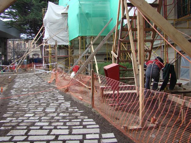 Trabajos en pasillos laterales en museo.