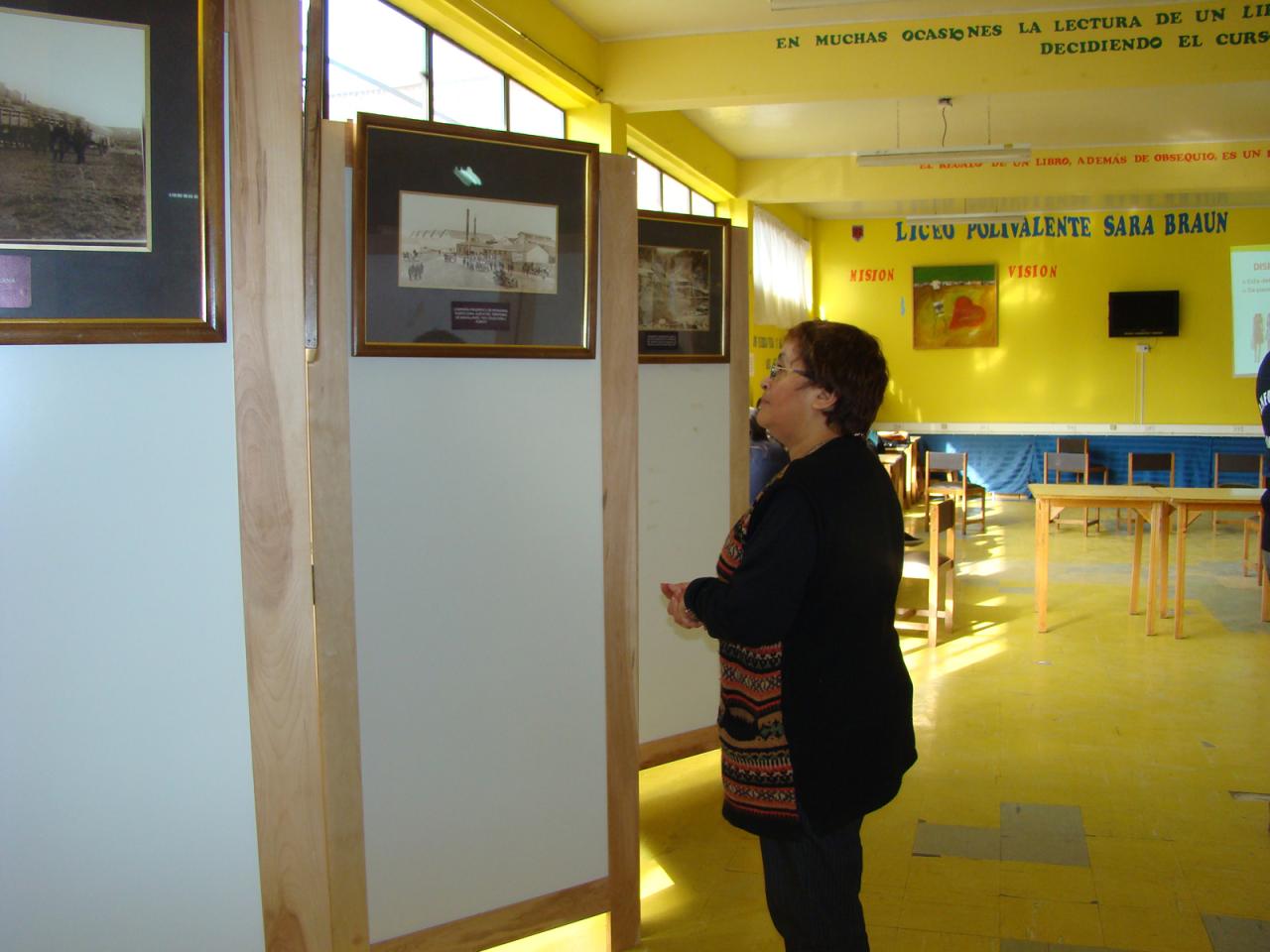 Profesora mirando la exposición.