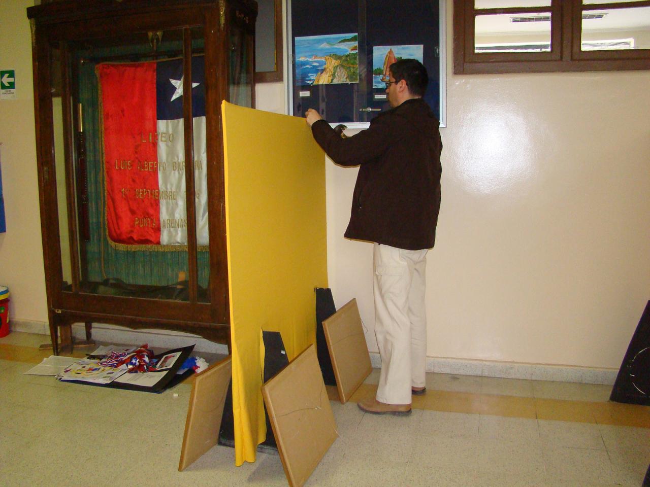 Montaje de la exposición en liceo Luis Alberto Barrera.