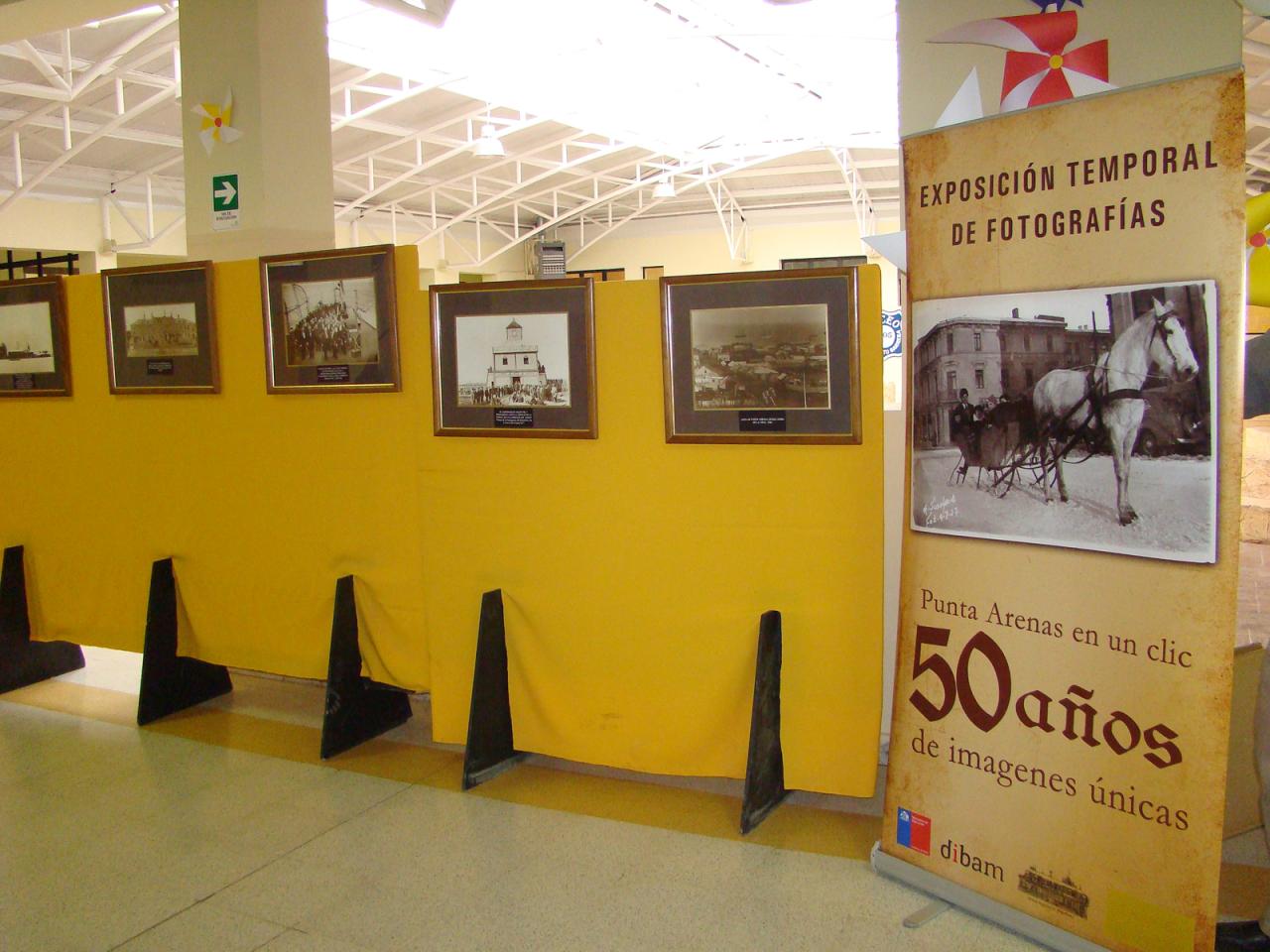 Fotografias y pendón ilustrativo de la exposición.