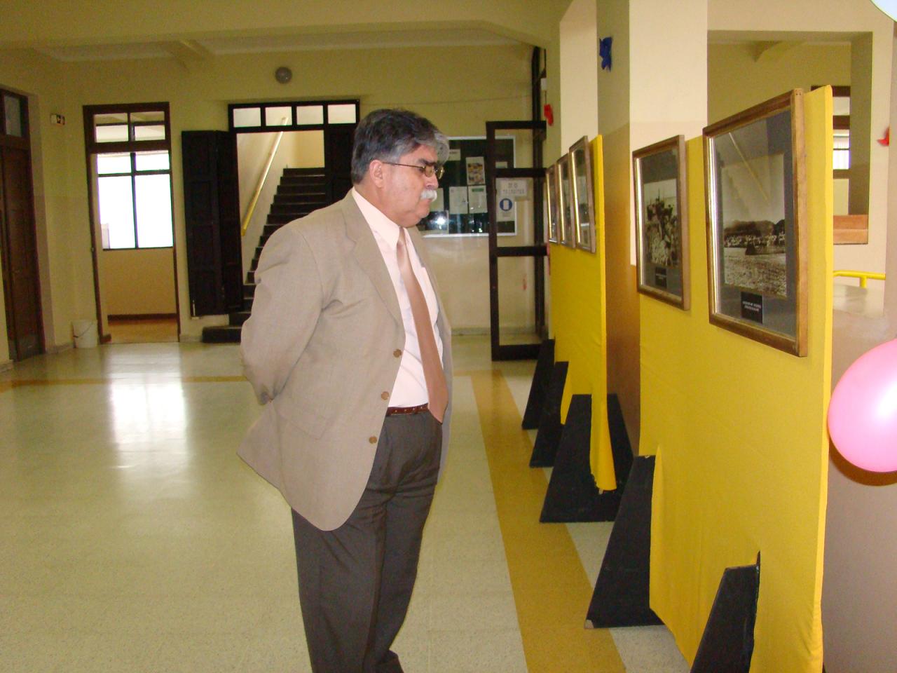 Profesor mirando la exposición.