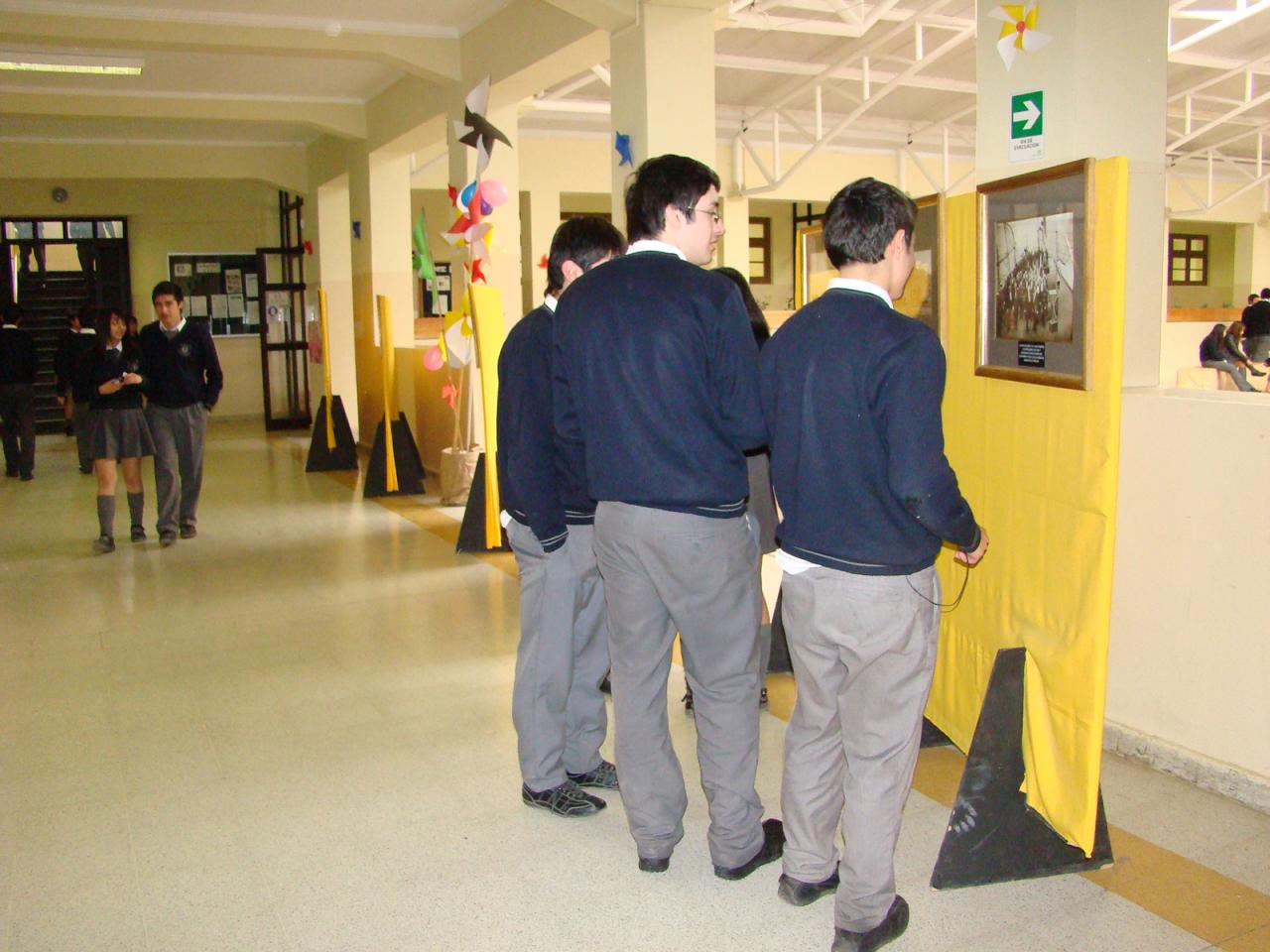 Alumnos observando exposición.