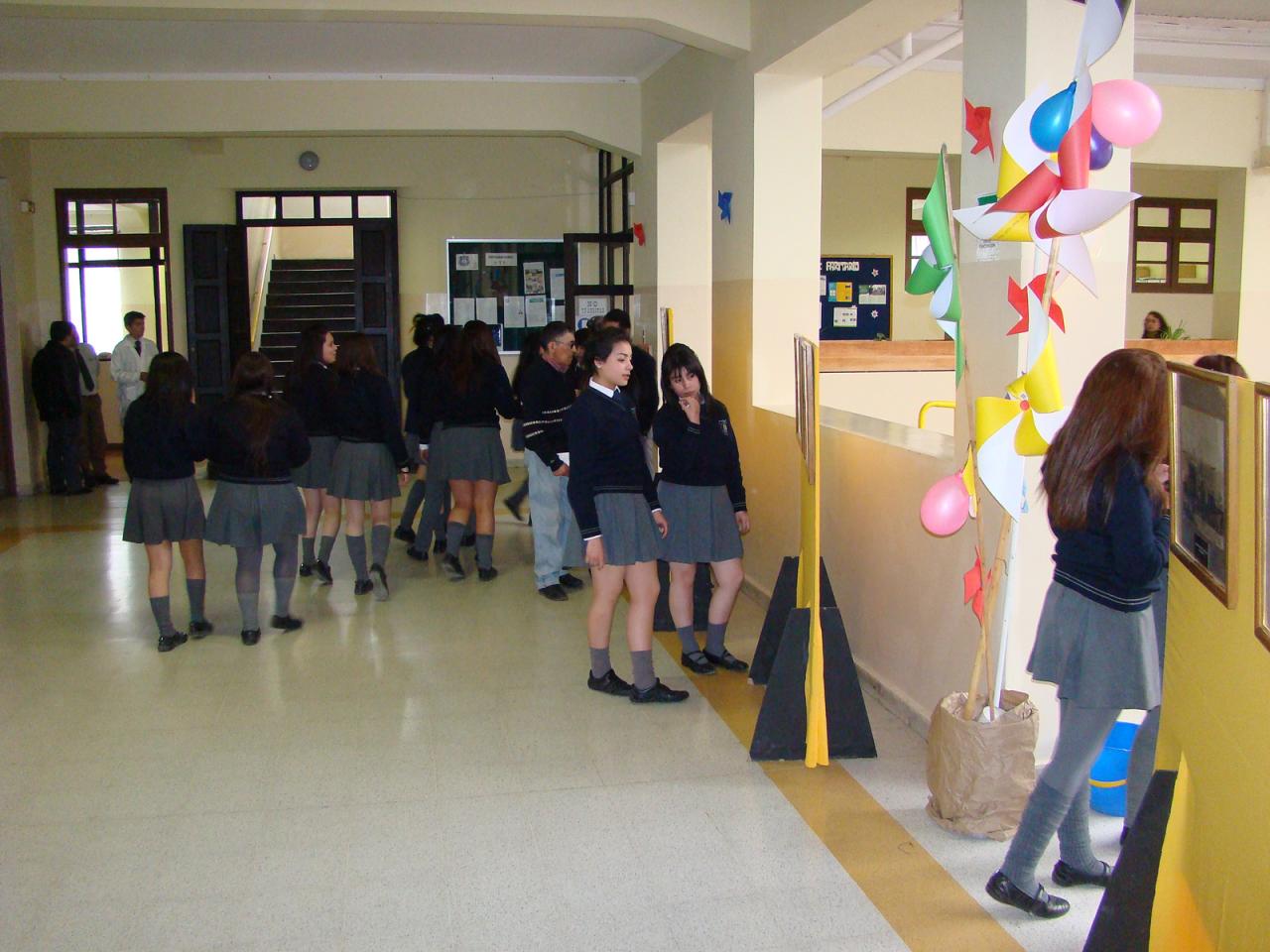 Hall central en liceo Luis Alberto Barrera.