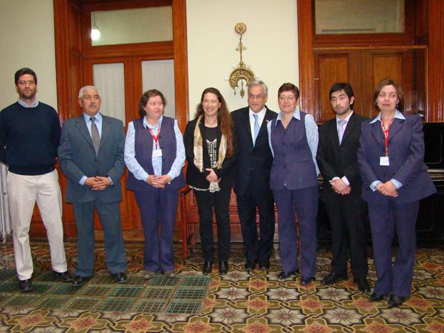 El Presidente de la República, la directora y el personal del museo.