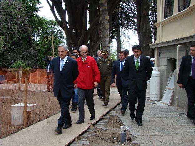 El Mandatario recorriendo el museo.