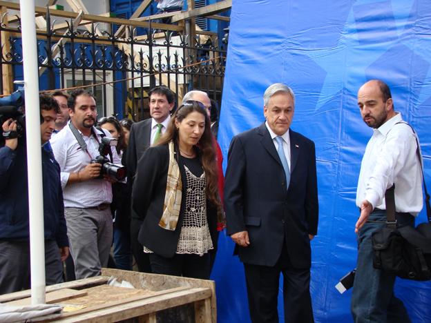 La directora y el Presidente de la República recorriendo los trabajos.