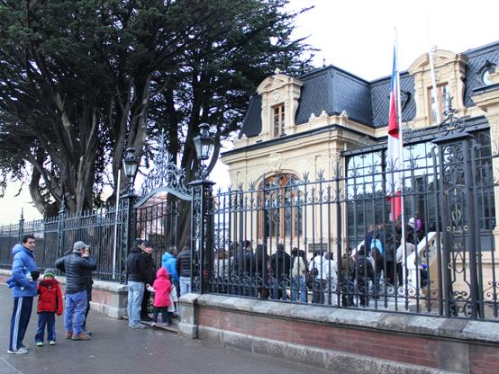 Visitantes esperando ingresar