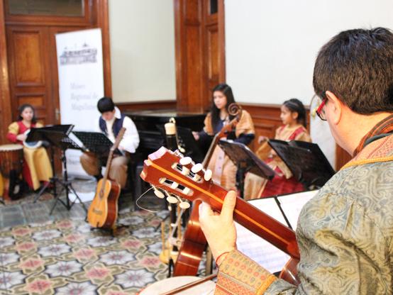 Alumnos interpretando una pieza musical