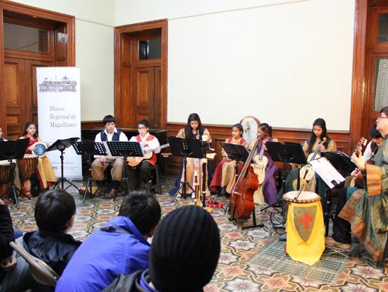 Alumnos y profesor tocando un pieza musical