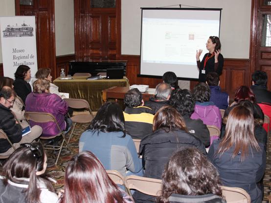 Directora Paola Grendi exponiendo material Eduka