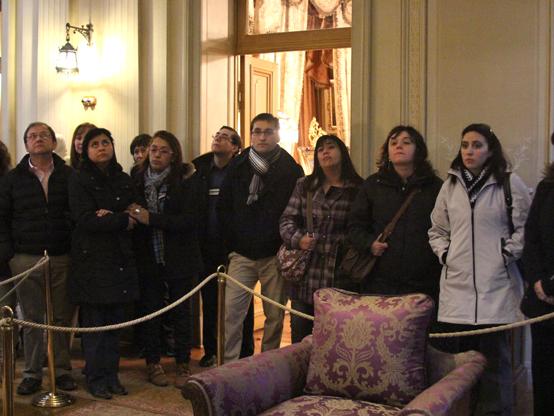 Profesores escuchando la Charla ofrecida por la Sra. María Gómez