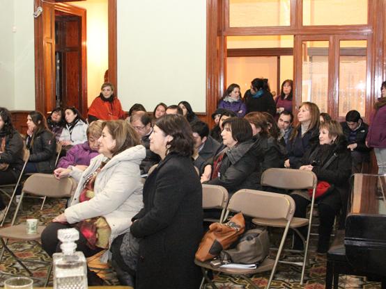 Profesores mirando y escuchando la charla