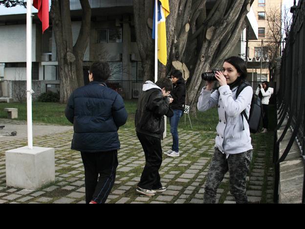 Jóvenes trabando en el frontis del Museo