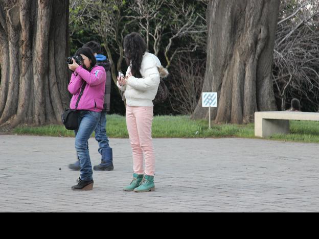 Niñas practicando en el patio del Museo