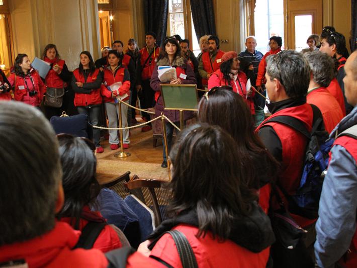 Profesores concentrados en el Hall de acceso