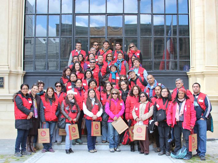 Grupo de profesores en el frontis del museo