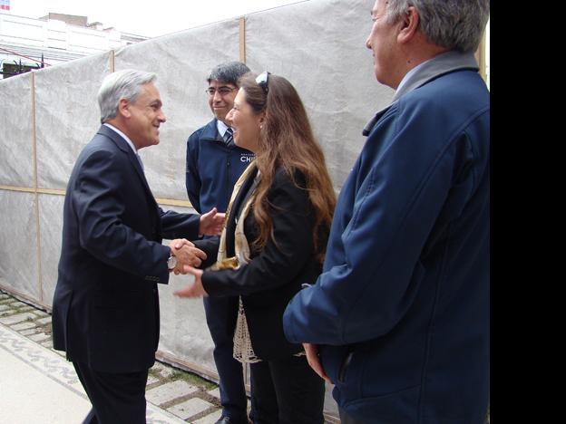 La directora del museo, Paola Grendi, da la bienvenida al Presidente.