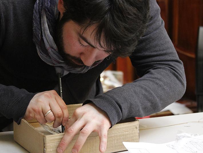 David Tabilo trabajando en su caja.