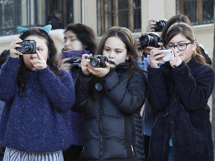 Alumnas tomando imágenes