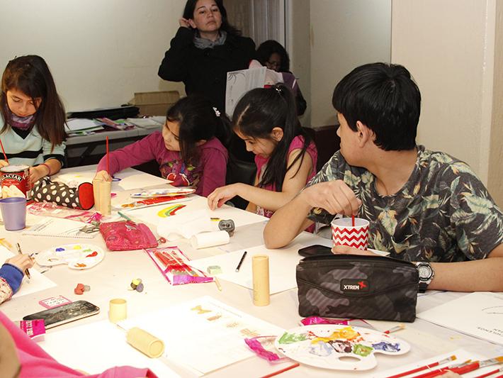 Niños en el taller de pintura