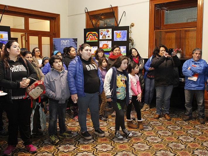 Padres acompañando a sus hijos en la entrega de diplomas