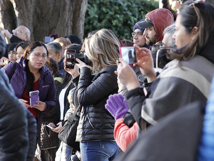 Grupo de personas mirando la presentación del conjunto folclorico