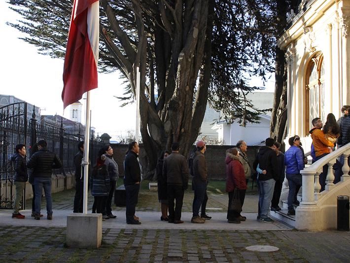 Usuarias y usuarios haciendo fila para ingresar al Museo