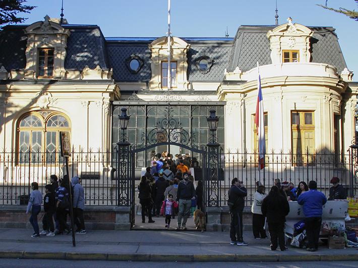 Visitantes en la entrada principal de Museo Regional