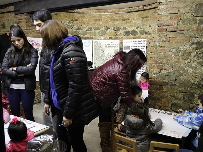 Familias compartiendo con sus pequeños