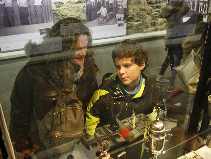 Madre y hijo mirando la exposición de Enap