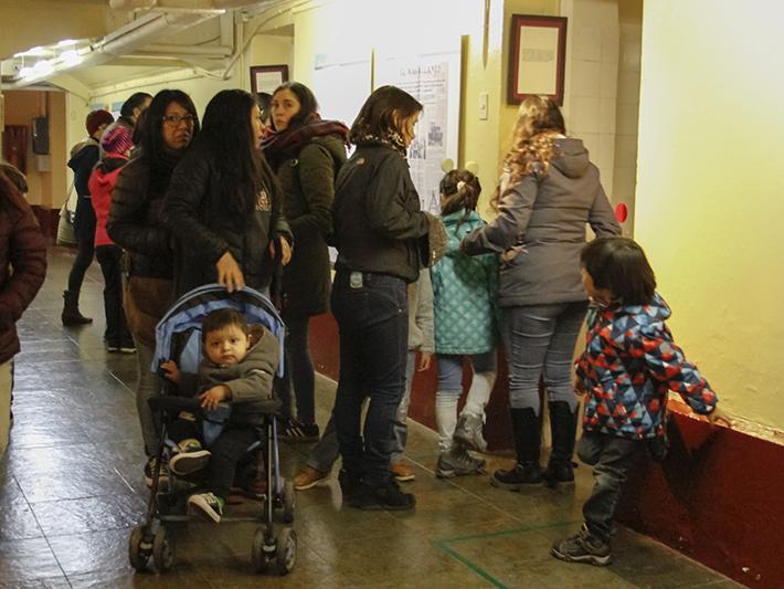 Visitantes en el piso zócalo del Museo