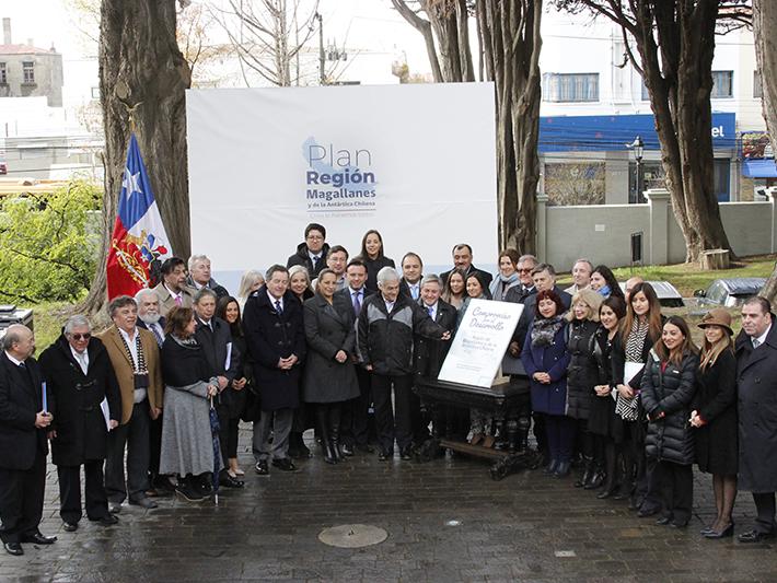 Presidente de la República Sebastián Piñera y autoridades regionales