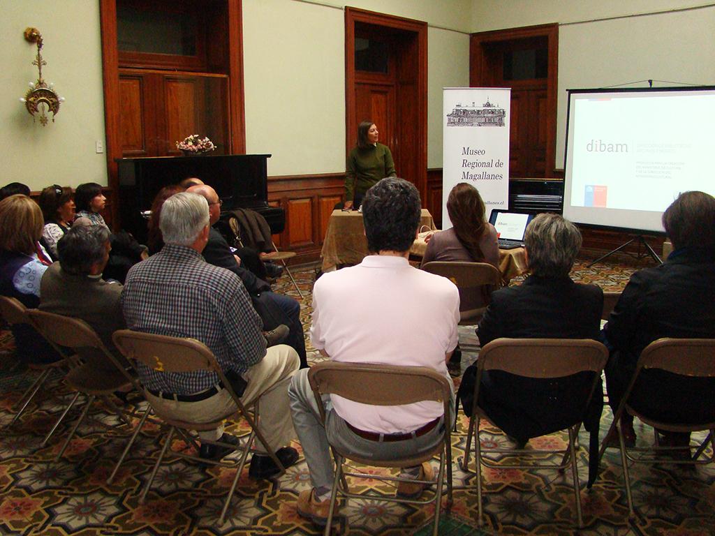 Directora Dibam en su presentación.