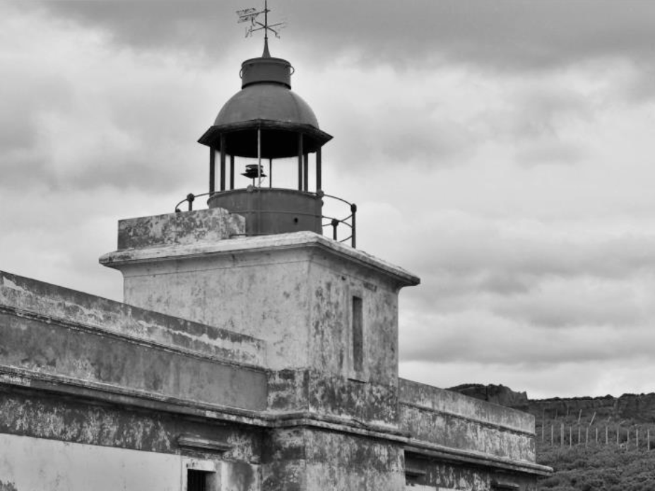Faro Posesión-Historia ausente