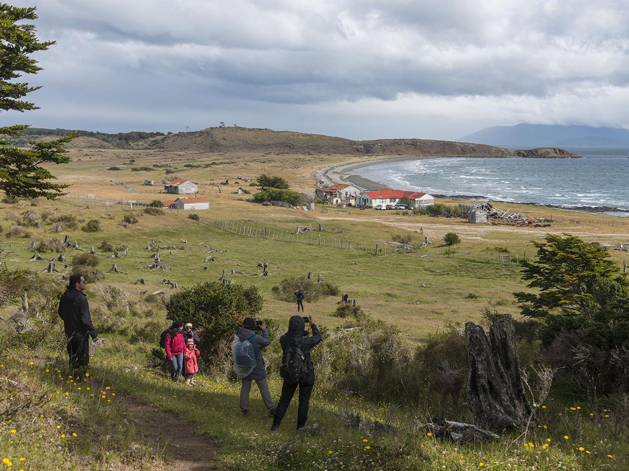 Panorámica de Puerto Yartou en la que se ven a los artistas de la residencia