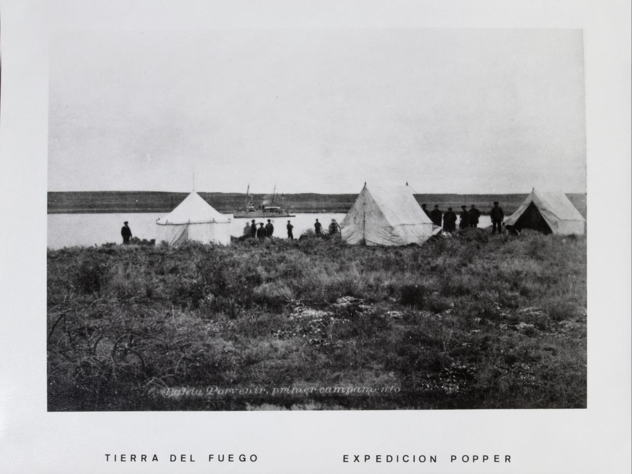 Bahía Porvenir. Primer campamento