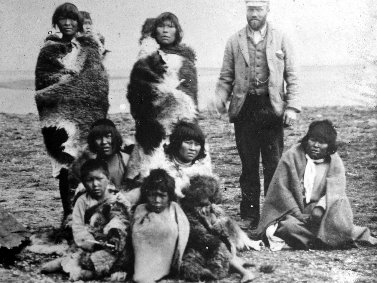 Grupo de mujeres indígenas con niños acompañado de un hombre blanco