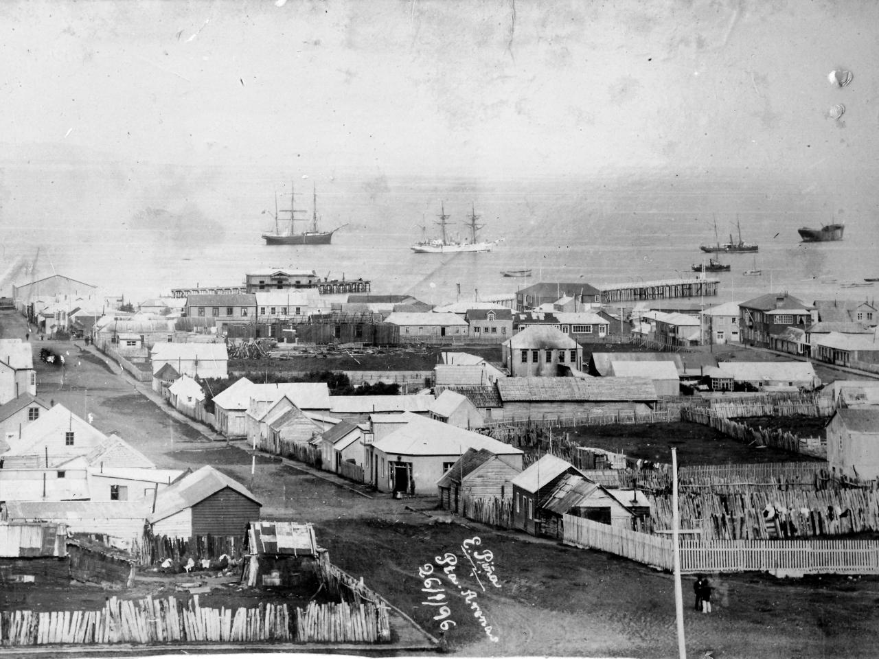 Vista de Punta Arenas desde Av Libertad (hoy Calle Chiloé) y Calle Arauco (hoy Calle Waldo Seguel)