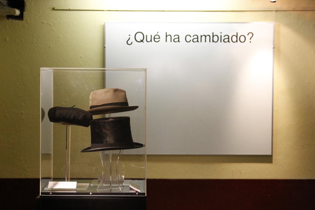 Distintos tipos de sombreros y la pizarra que propone la interacción con el público