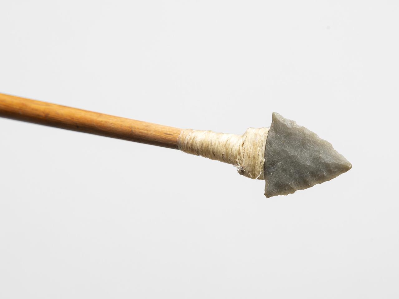 Flecha selknam (detalle del ápice)